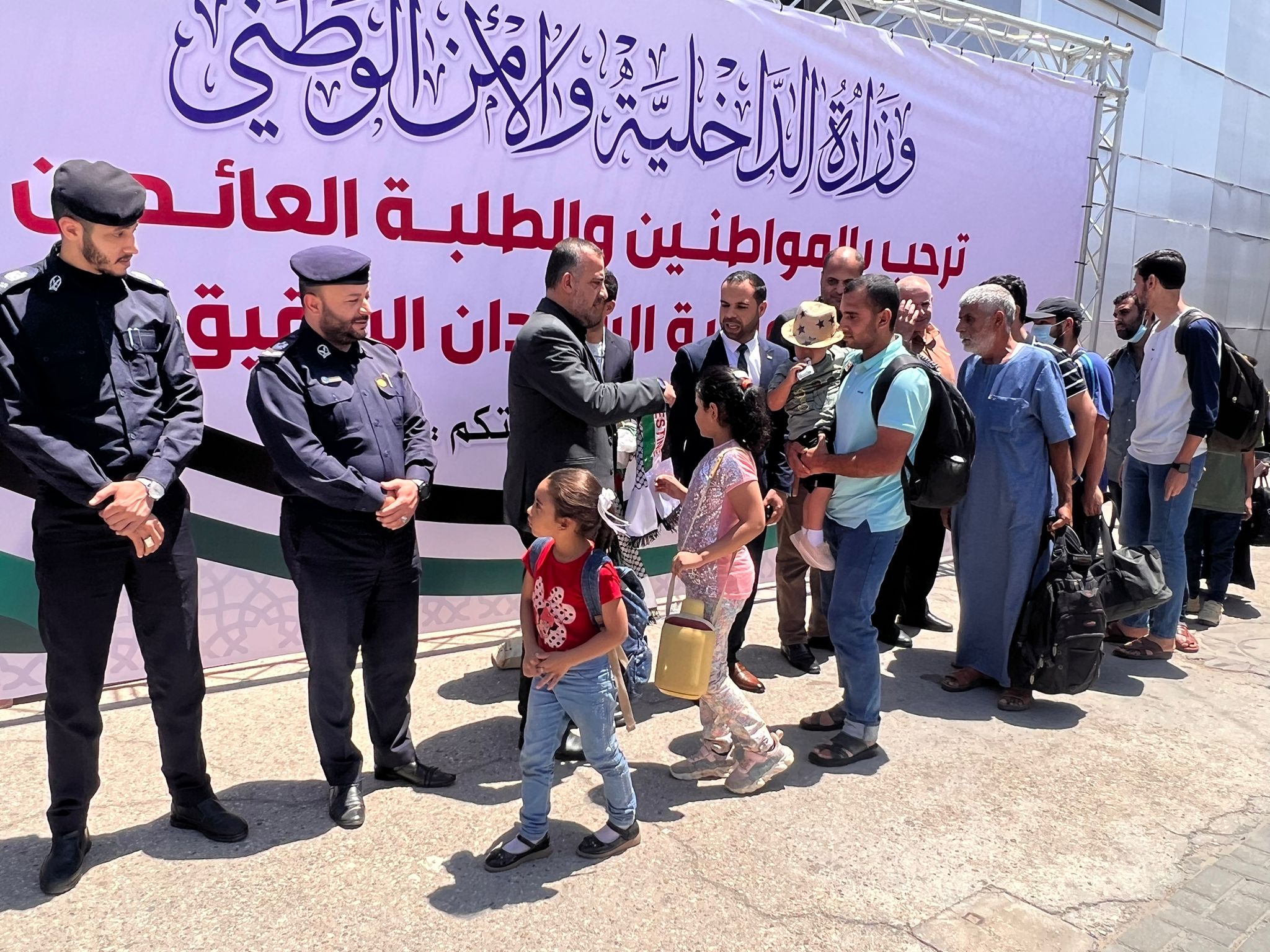 أطقم "المعابر" و" الداخلية" تسهل وصول الفوج الثاني من العائدين من السودان	