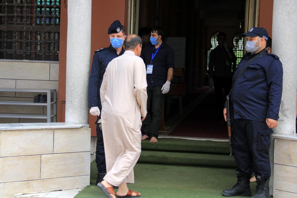 الشرطة تؤمن إقامة صلاة الجمعة وفق إجراءات الوقاية والسلامة