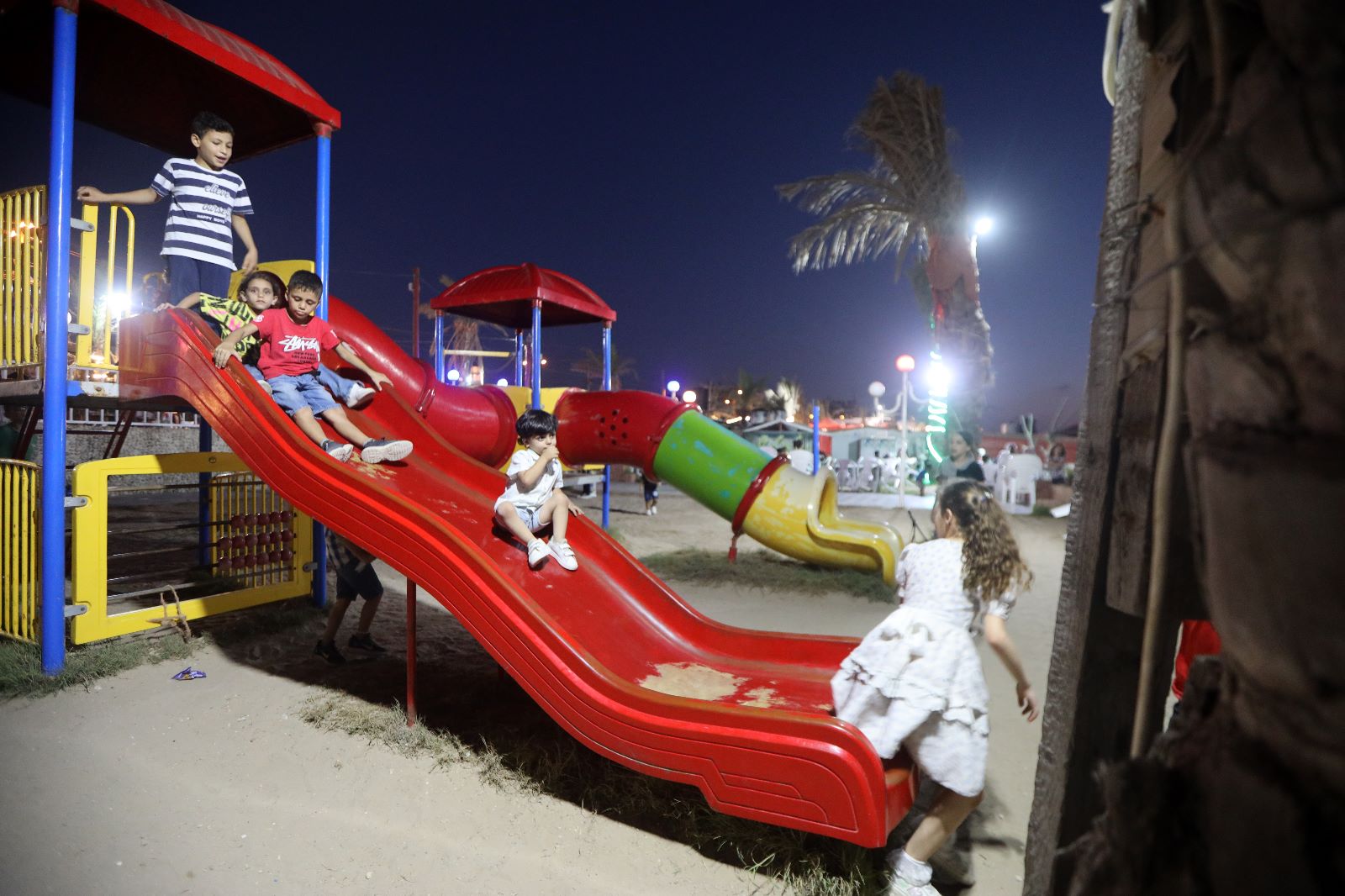 أجواء اصطياف المواطنين في غزة على شاطئ البحر والشريط الساحلي وعمل أجهزة وزارة الداخلية في تهيئة الأجواء الملائمة