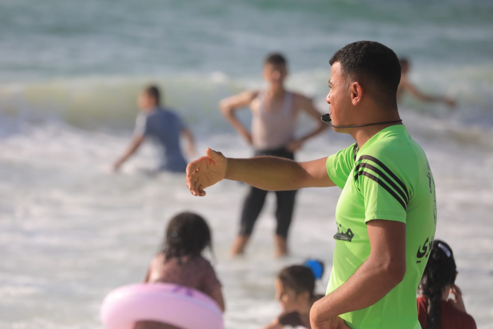 أجواء اصطياف المواطنين على شاطئ البحر وسط قطاع غزة