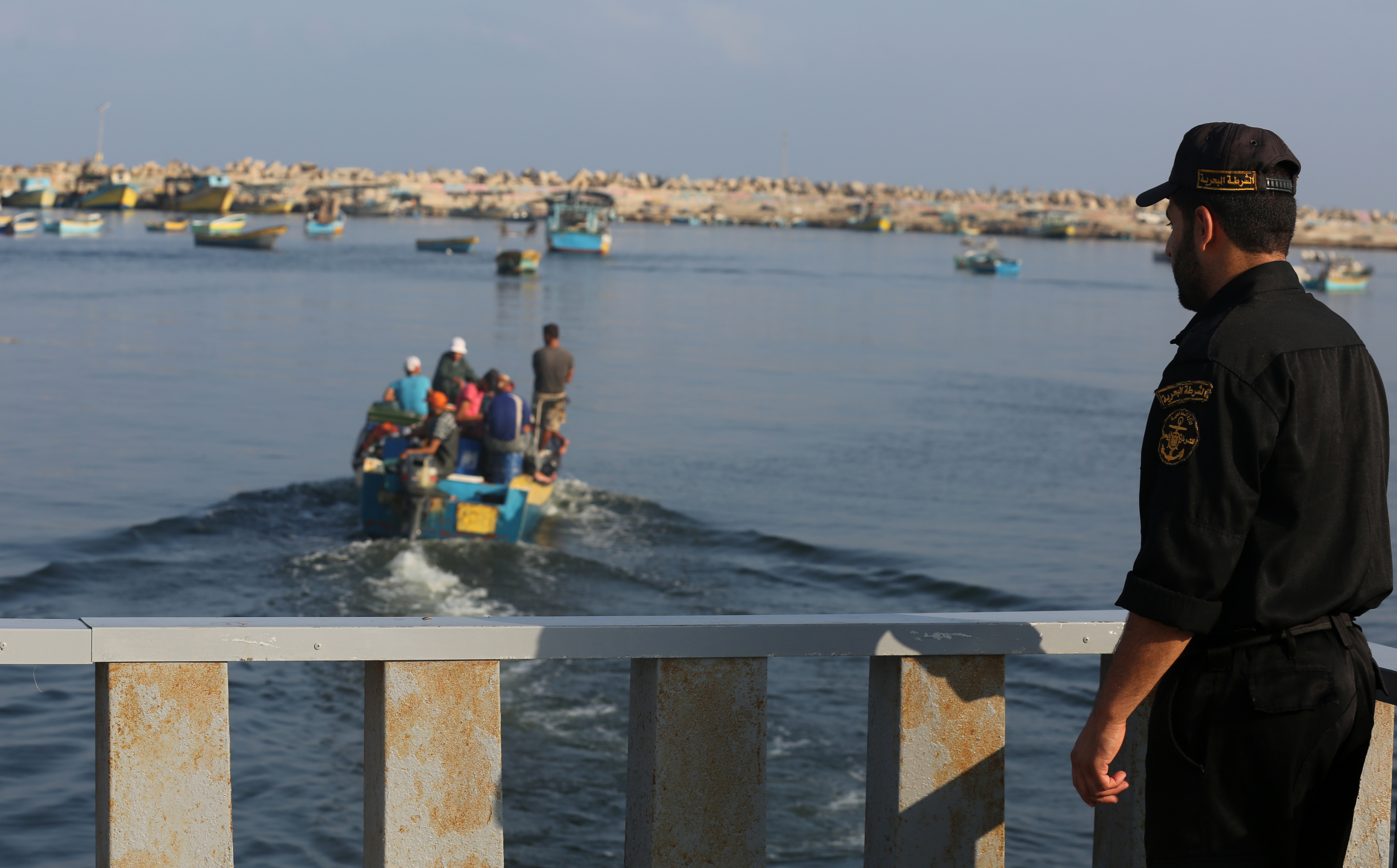 الشرطة البحرية تُنظم حركة الصيادين في ميناء غزة بنظام منظومة "الباركود" الإلكتروني