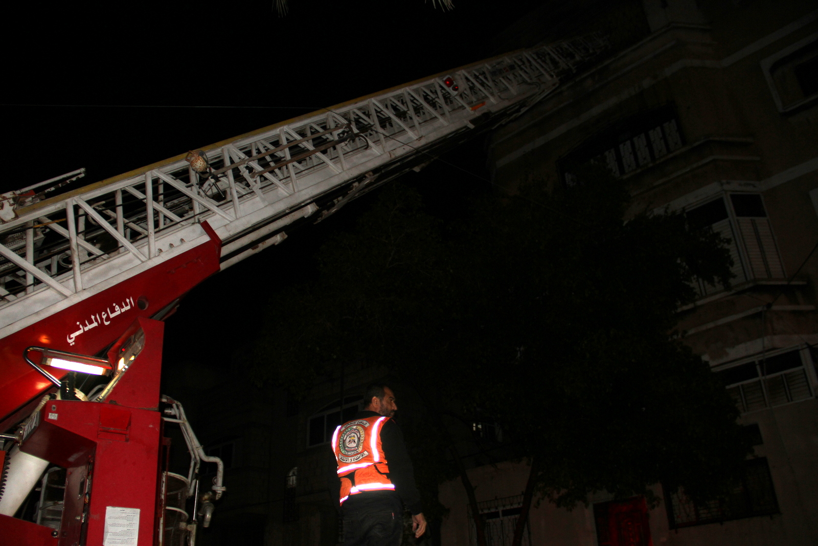 صور من تعامل أطقم الدفاع المدني والشرطة مع حريق البناية السكنية شمال غزة