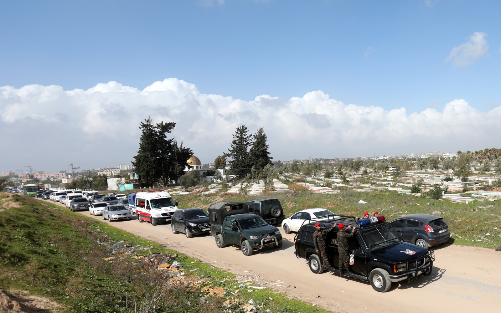 بمراسم عسكرية.. جماهير غزة تُشيع الوزير السابق زياد الظاظا