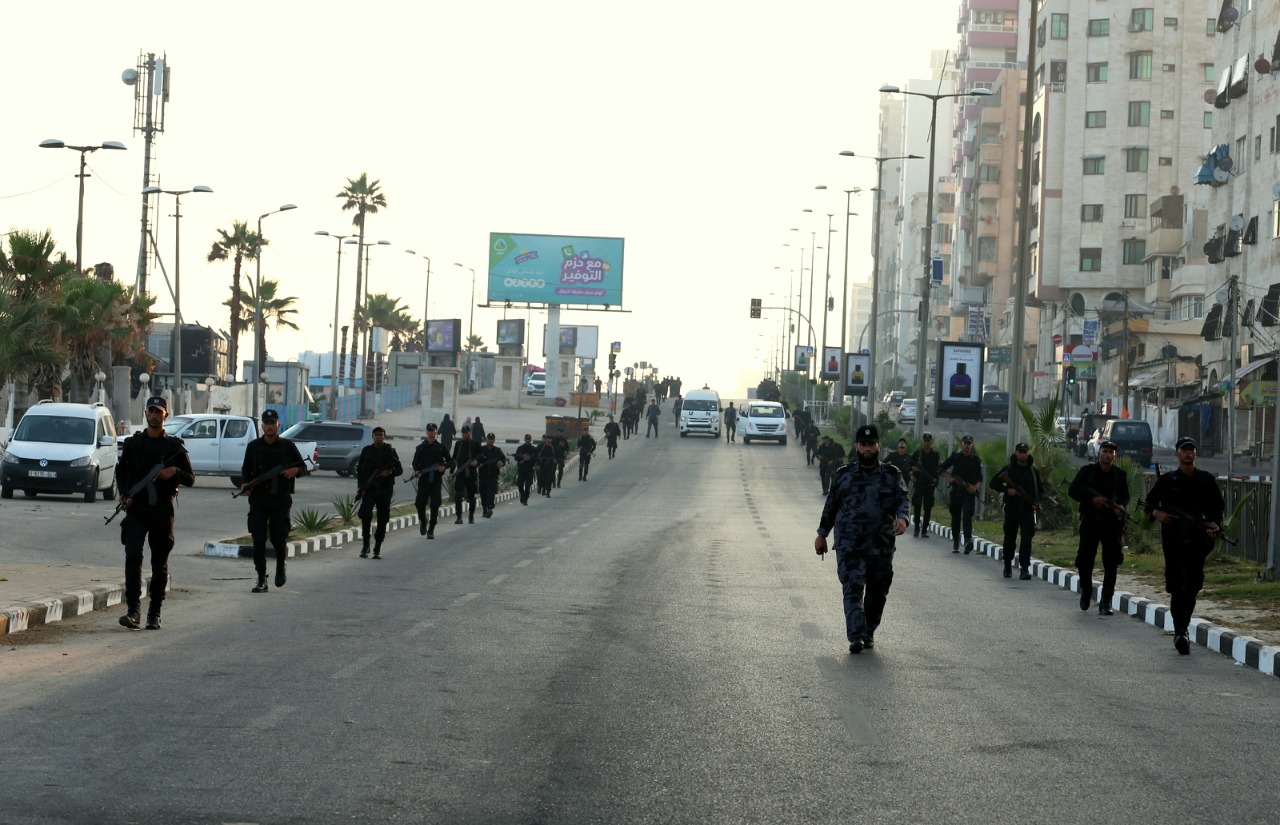 مديرية التدريب تُنظم مسيراً عسكرياً للدفعة الأولى من الدورة التأسيسية الثانية