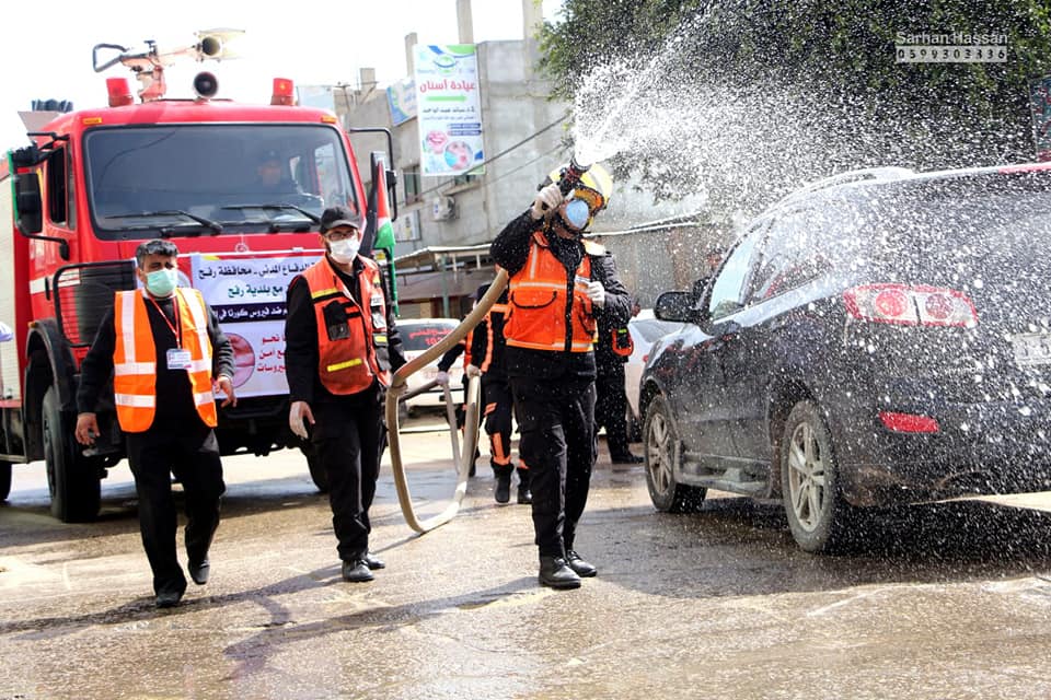الدفاع المدني يُشارك في مبادرات للتعقيم بمحافظات القطاع لمكافحة جائحة كورونا
