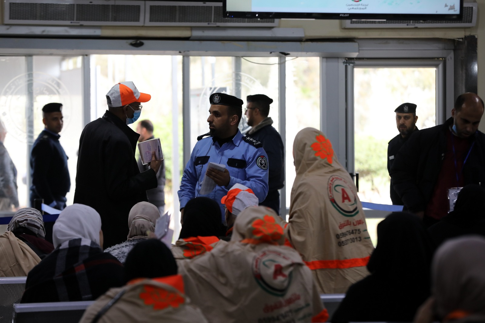 أطقم "المعابر" تُسهل مغادرة الفوج الأول من المعتمرين عبر معبر رفح 