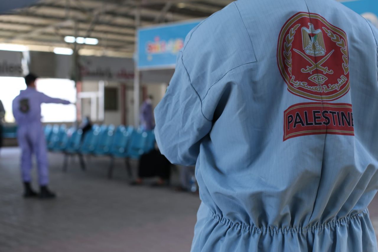 عمل الشرطة العسكرية عبر حاجز بيت حانون في استقبال الوافدين ونقلهم لمراكز الحجر الصحي الاحترازي