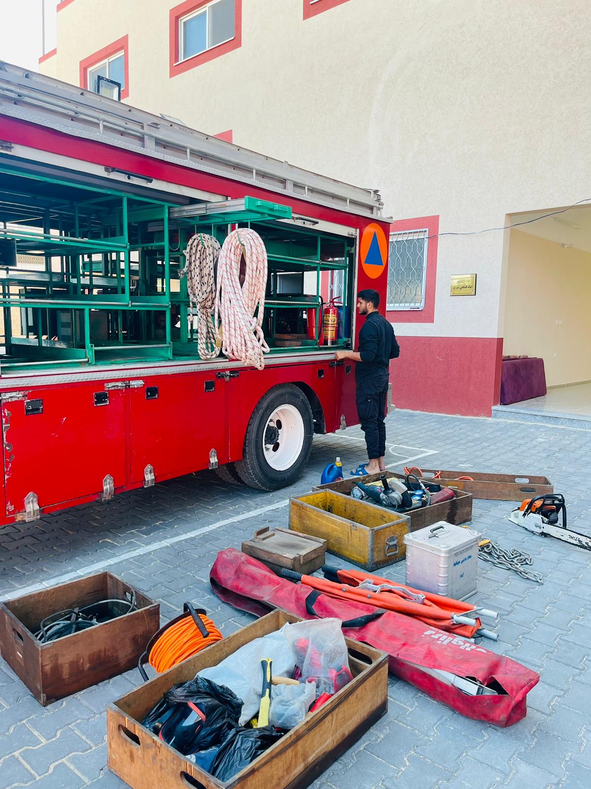 أطقم الدفاع المدني تتعامل مع آثار العدوان الإسرائيلي