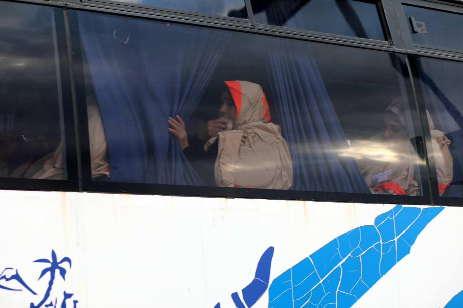 أطقم "المعابر" تُسهل مغادرة الفوج الأول من المعتمرين عبر معبر رفح 