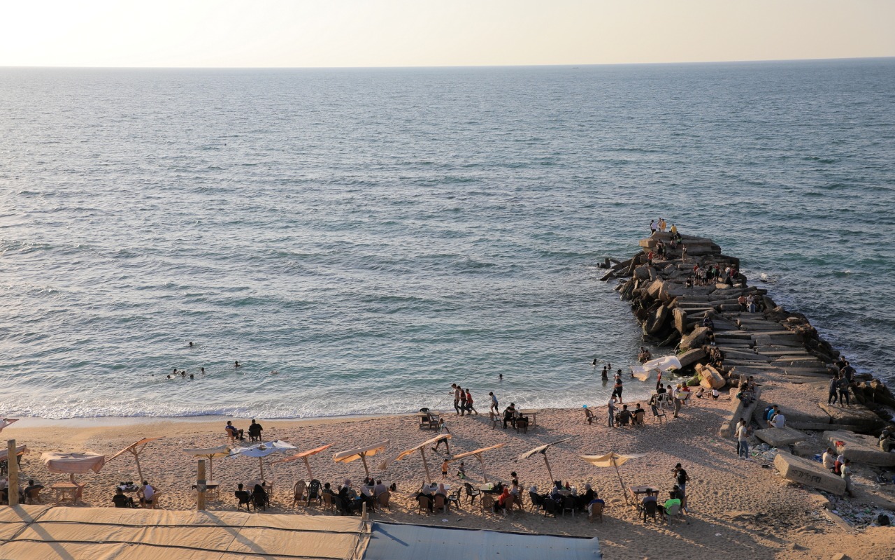 صور من استجمام المواطنين على شاطئ البحر خلال الإجازة الأسبوعية