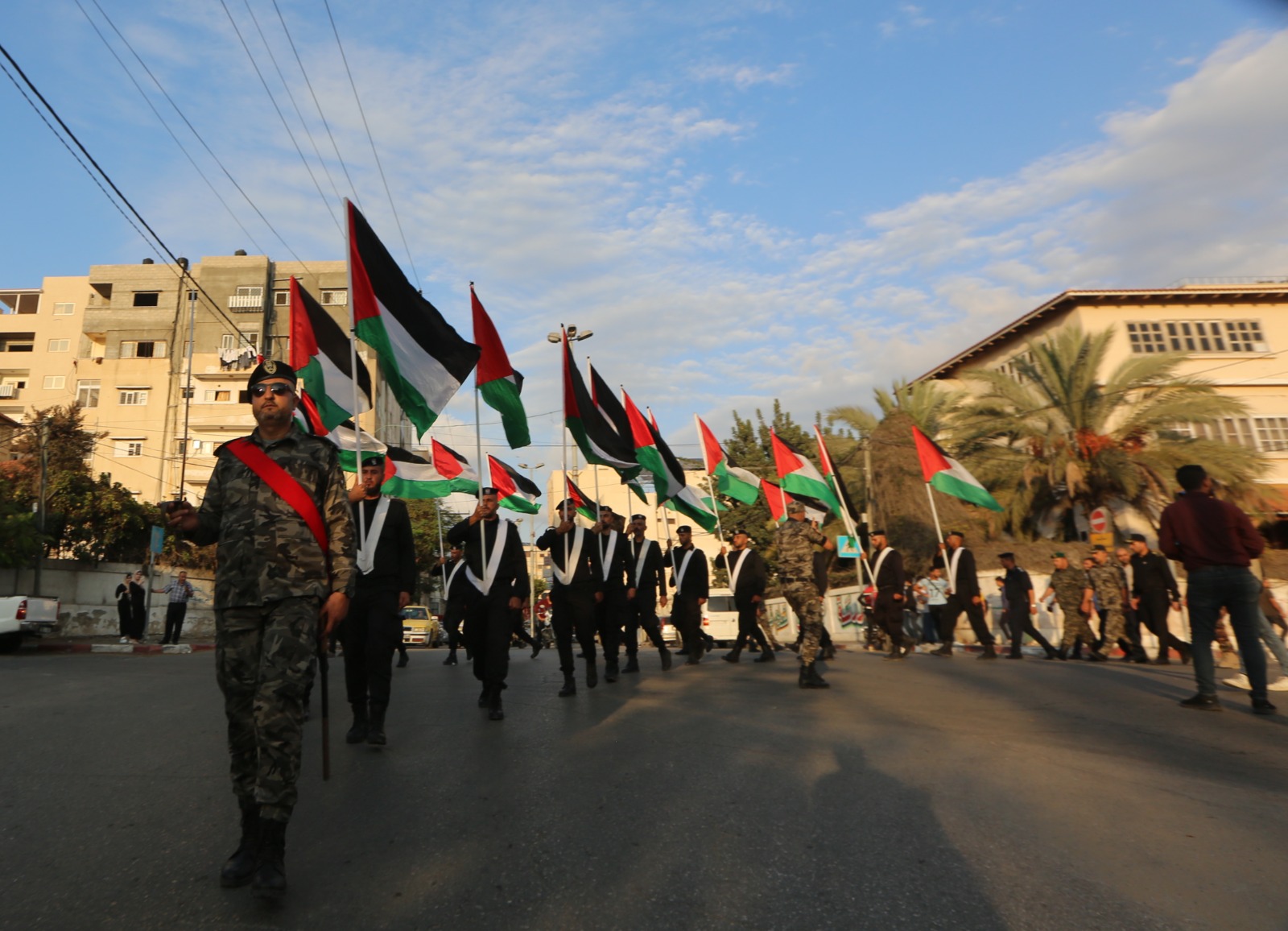 "الداخلية" تُنظم مسيراً عسكرياً تكريماً لشهداء الأجهزة الأمنية بالضفة