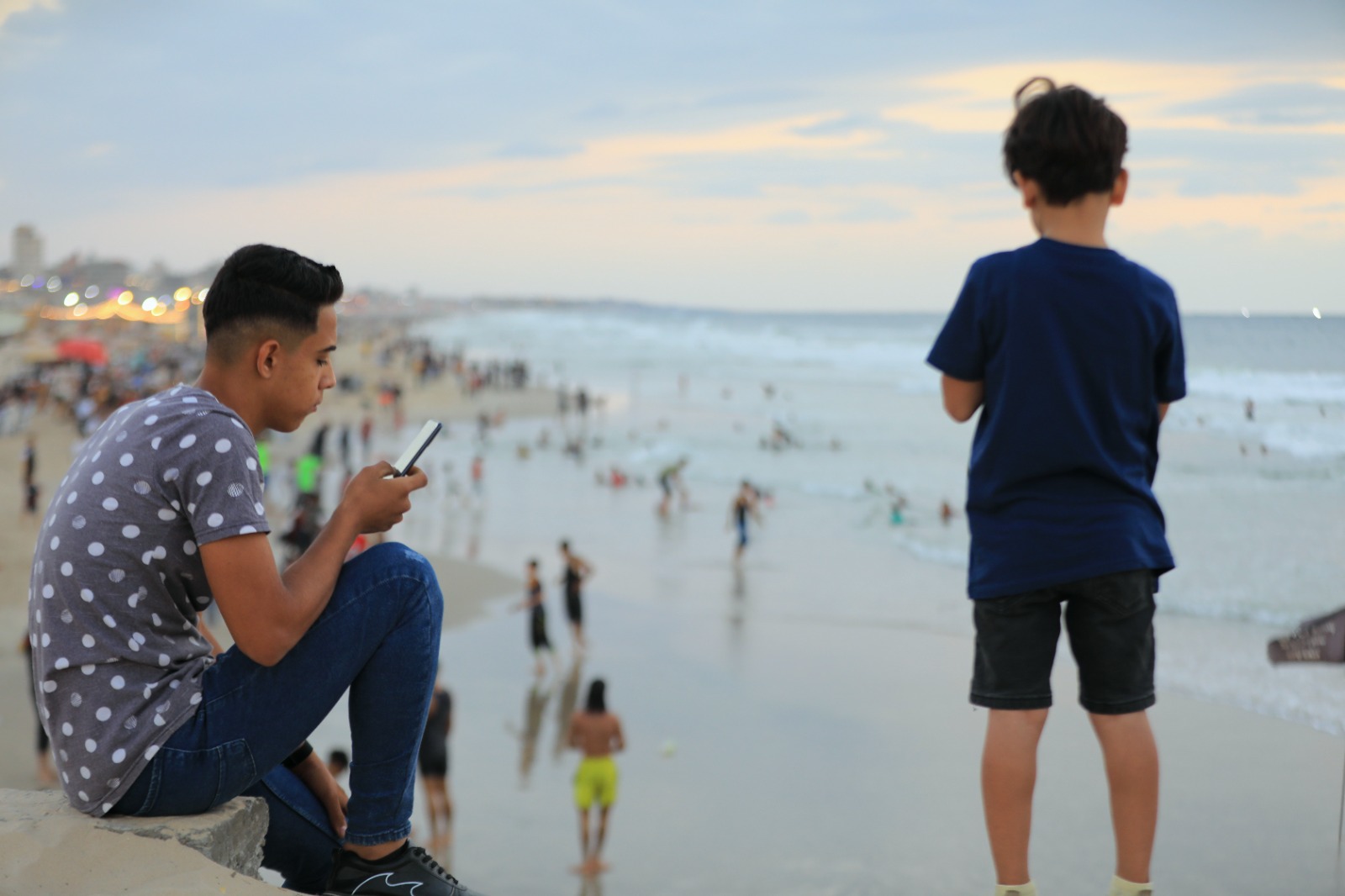 قضاء المواطنين في غزة الإجازة الأسبوعية على شاطئ البحـر