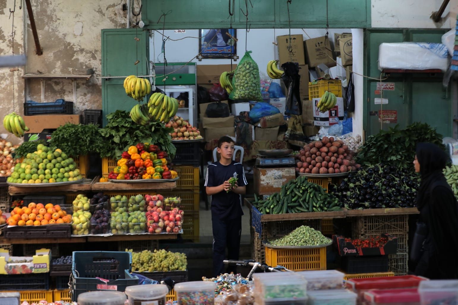 أجواء الحياة العامة في الأسواق والأماكن الحيوية بغزة