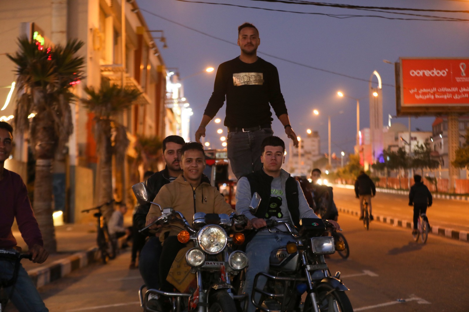 مواطنون يقضـون الإجازة الأسبوعية في الأماكن الترفيهية وحضور مباريات كأس العالم