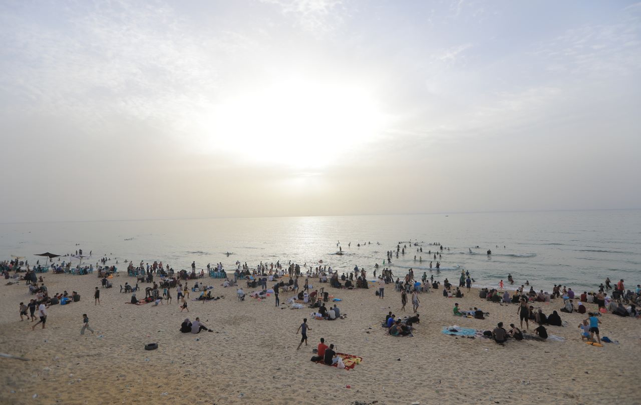 أجواء اصطياف المواطنين بغزة على شاطئ البحر وعمل أجهزة الداخلية في توفير الأجواء الملائمة