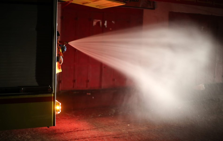 الدفاع المدني يُشارك في مبادرات للتعقيم بمحافظات القطاع لمكافحة جائحة كورونا