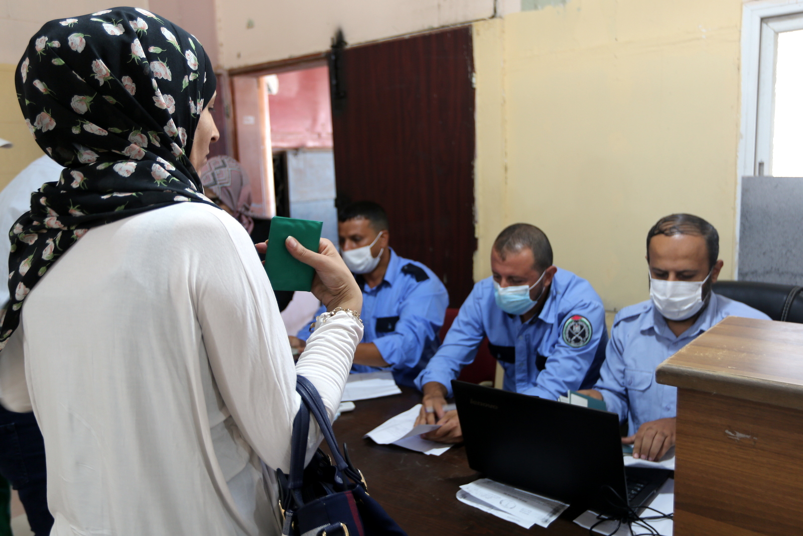  بدء مغادرة المسافرين عبر معبر رفح في أول أيام فتحه استثنائياً
