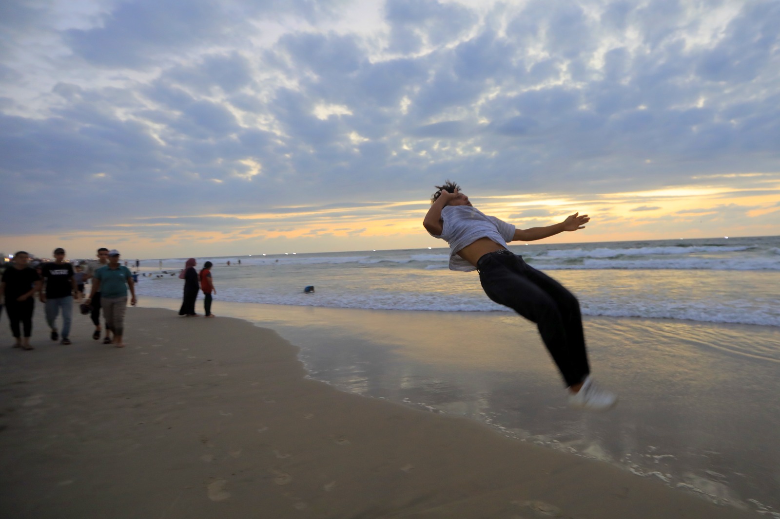 قضاء المواطنين في غزة الإجازة الأسبوعية على شاطئ البحـر