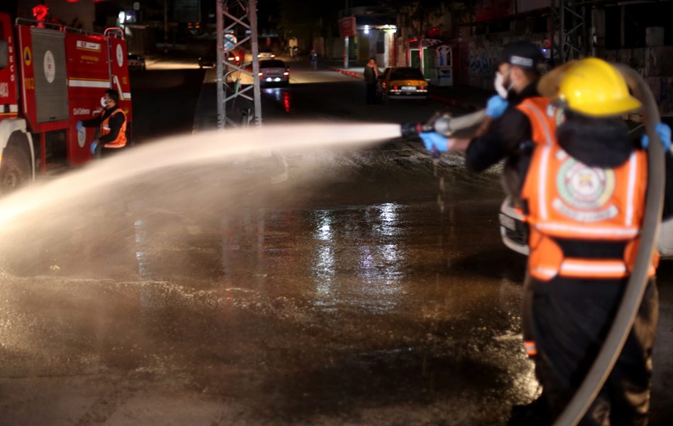 الدفاع المدني يُشارك في مبادرات للتعقيم بمحافظات القطاع لمكافحة جائحة كورونا