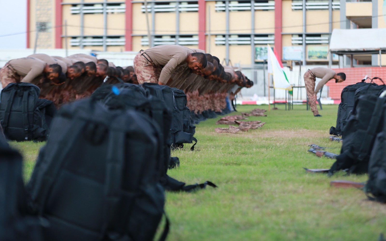 كلية الرباط الجامعية تنظم مسيرًا عسكريًا لدورة الصاعقة