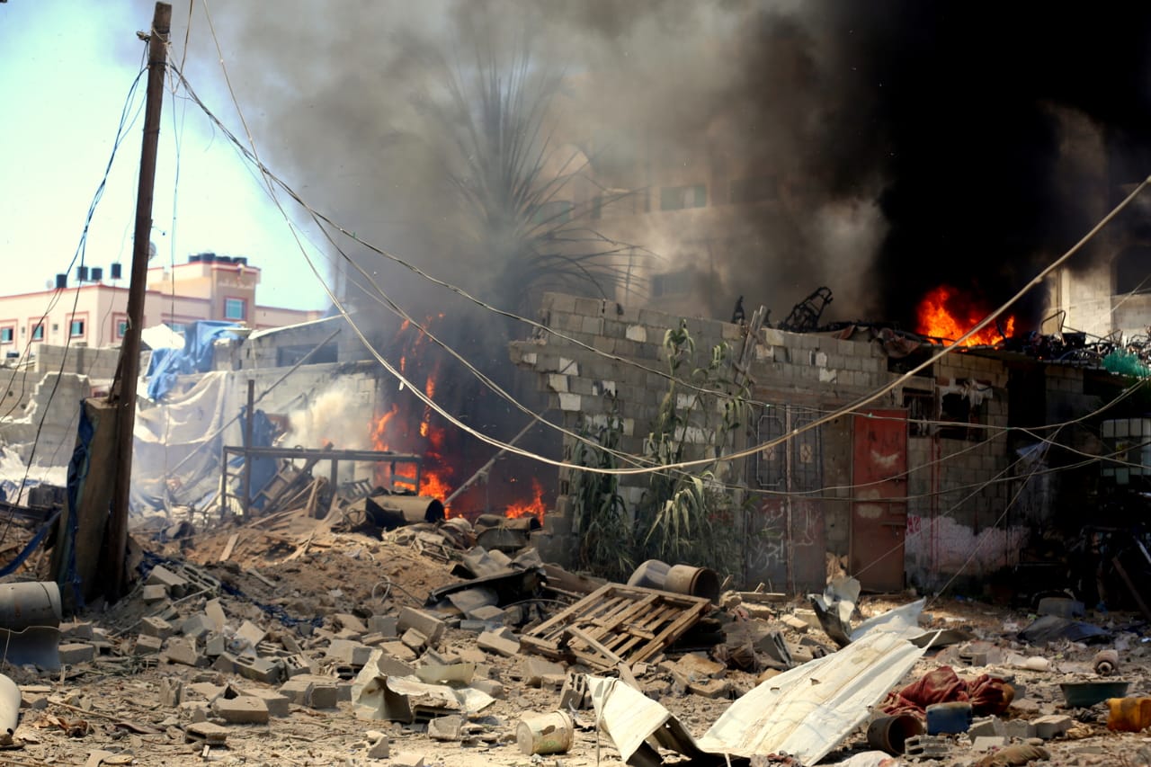 الدفاع المدني يُتابع آثار العدوان الإسرائيلي