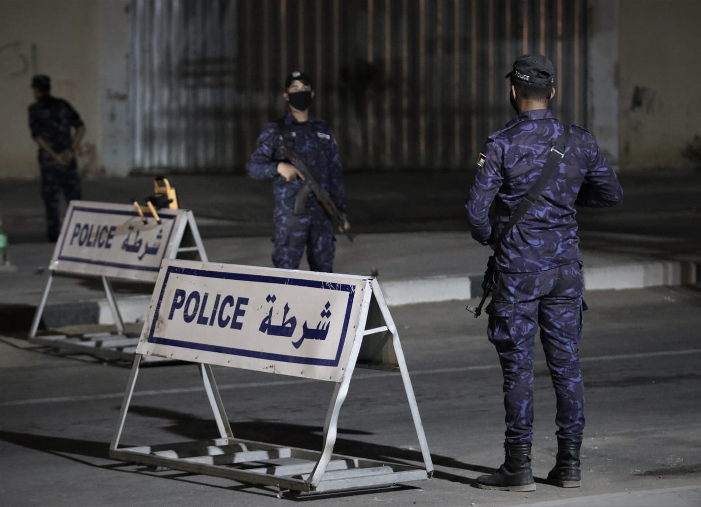 صور ليلية من عمل أجهزة وزارة الداخلية والأمن الوطني، في متابعة تطبيق حظر التجوال في غزة لليوم العاشر على التوالي