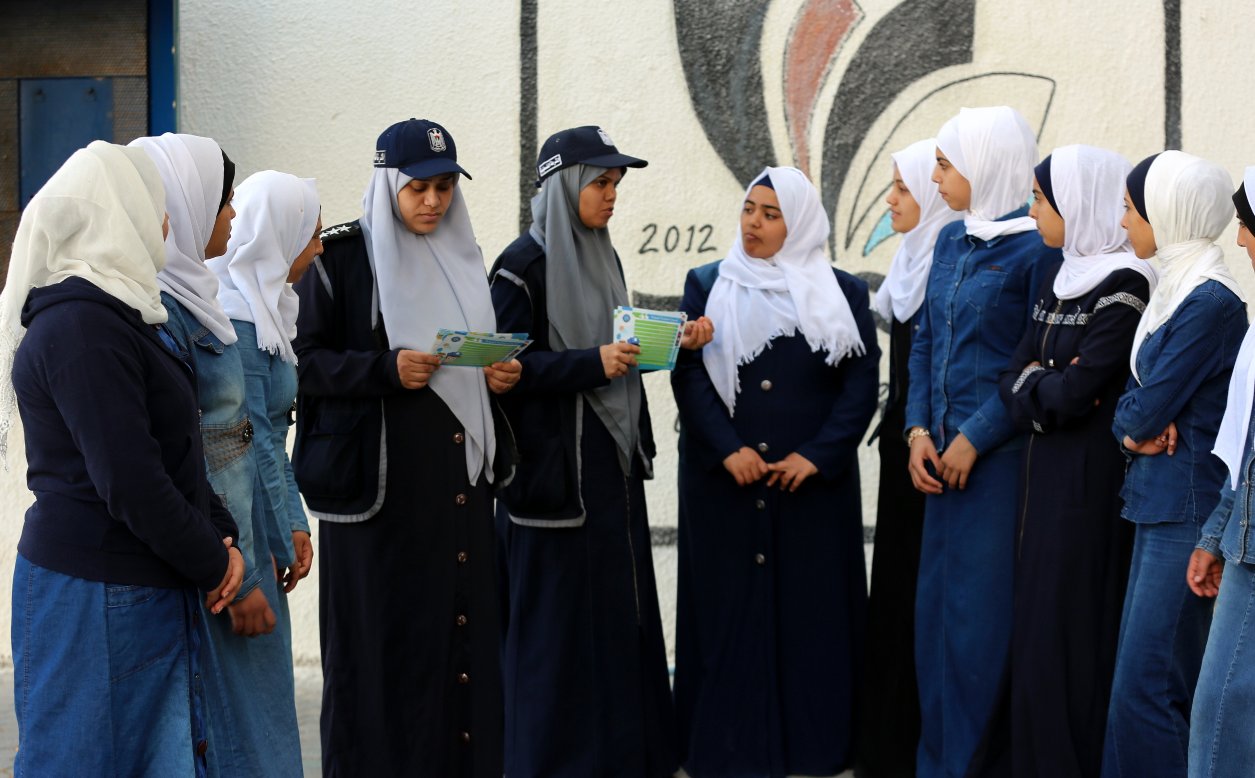 المرور والشرطة النسائية تُطلقان حملة توعوية لطالبات المدارس الثانوية