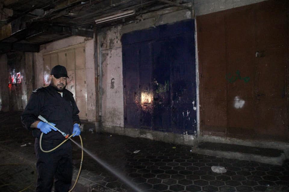 الدفاع المدني يُشارك في مبادرات للتعقيم بمحافظات القطاع لمكافحة جائحة كورونا