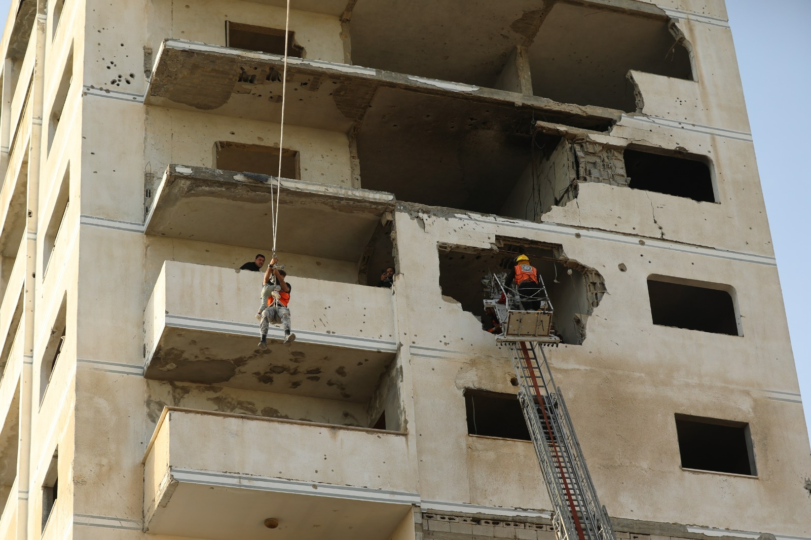 "الدفاع المدني" يعلن تجهيز مَركبة إطفاء محلياً بدعم ماليزي ويُنفّذ مناورة تدريبية بمناسبة اليوم العالمي