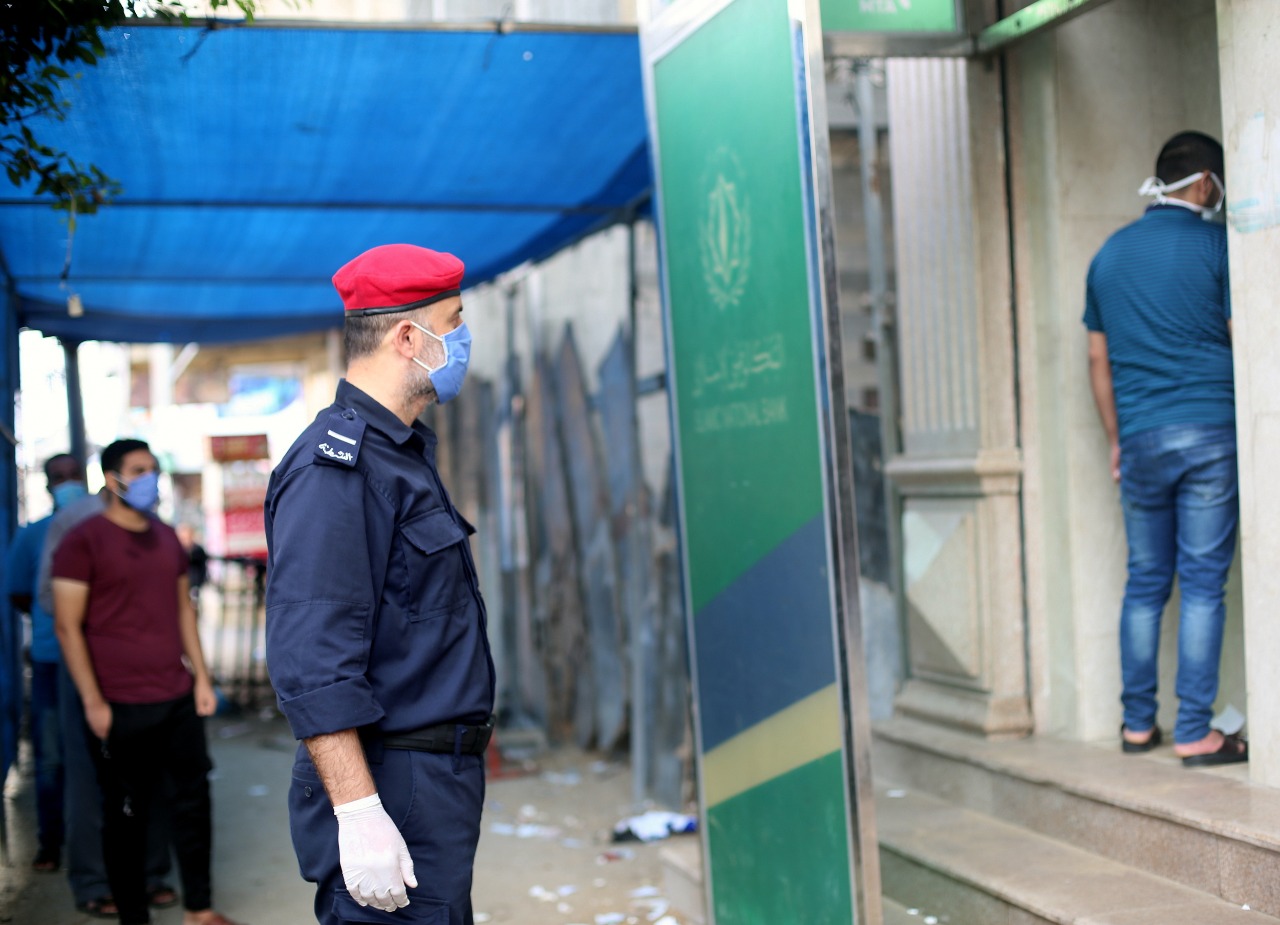 الأجهزة الأمنية والشرطية تُنظم آلية صرف رواتب الموظفين وفق إجراءات السلامة