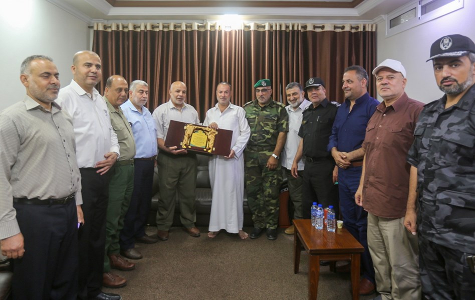 قيادة "الداخلية" تُهنئ الوزير السابق "حماد" بنيله درجة الدكتوراة