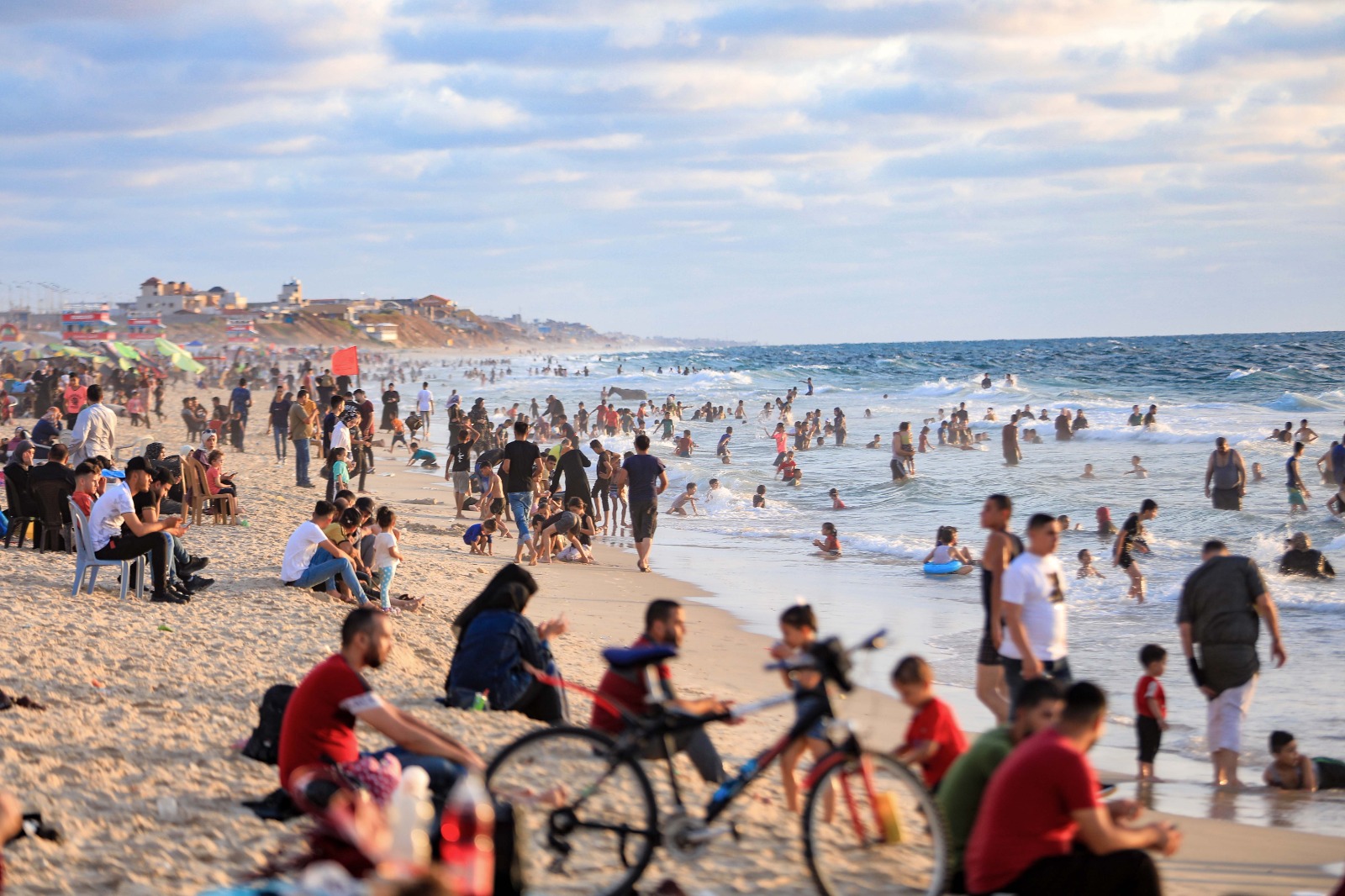 أجواء اصطياف المواطنين على شاطئ بحر غزة عشية بدء العام الدراسي