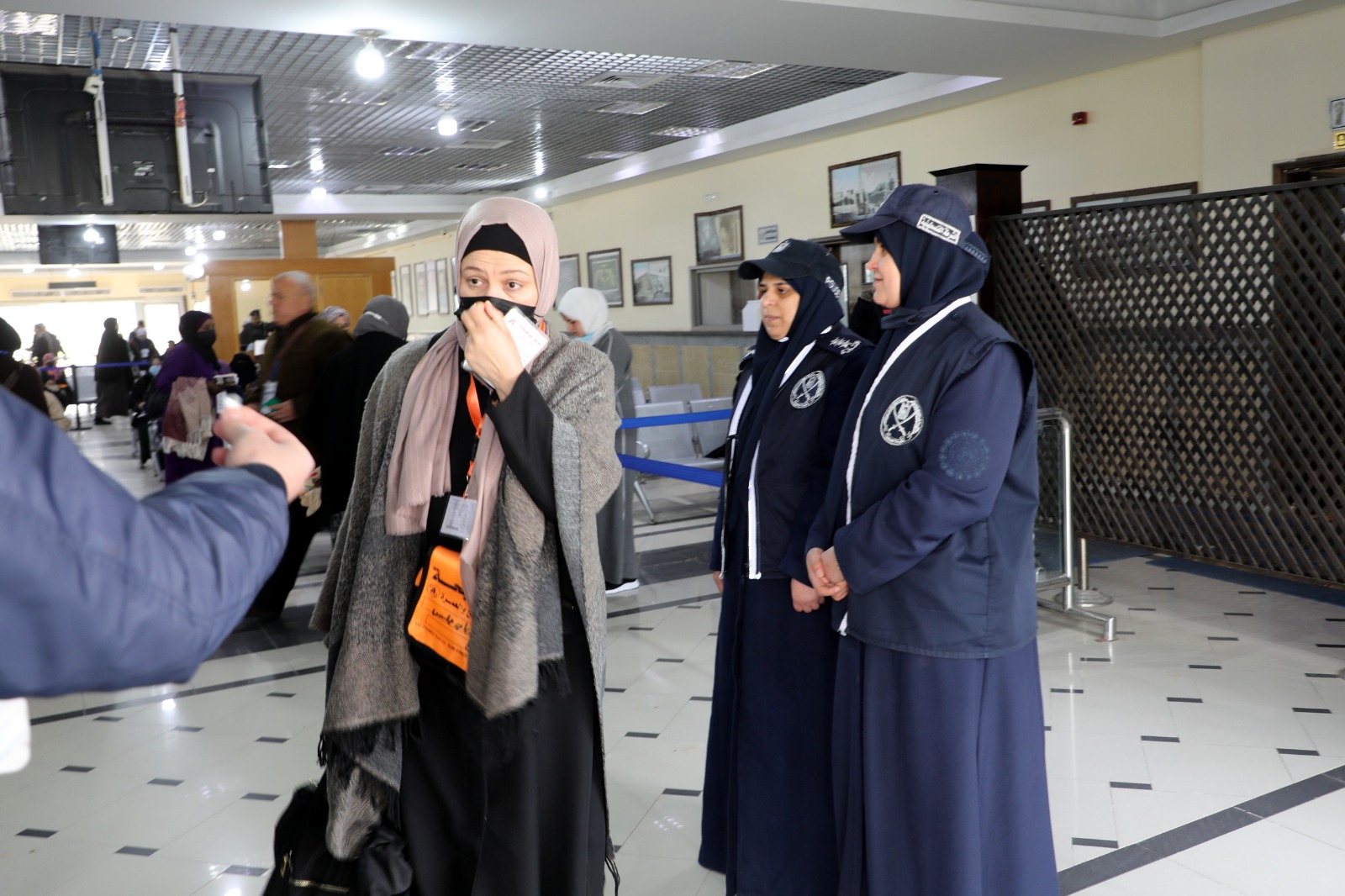 أطقم "المعابر" تُسهل مغادرة الفوج الأول من المعتمرين عبر معبر رفح 