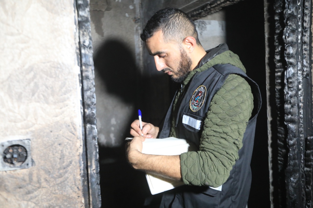 صور من تعامل أطقم الدفاع المدني والشرطة مع حريق البناية السكنية شمال غزة