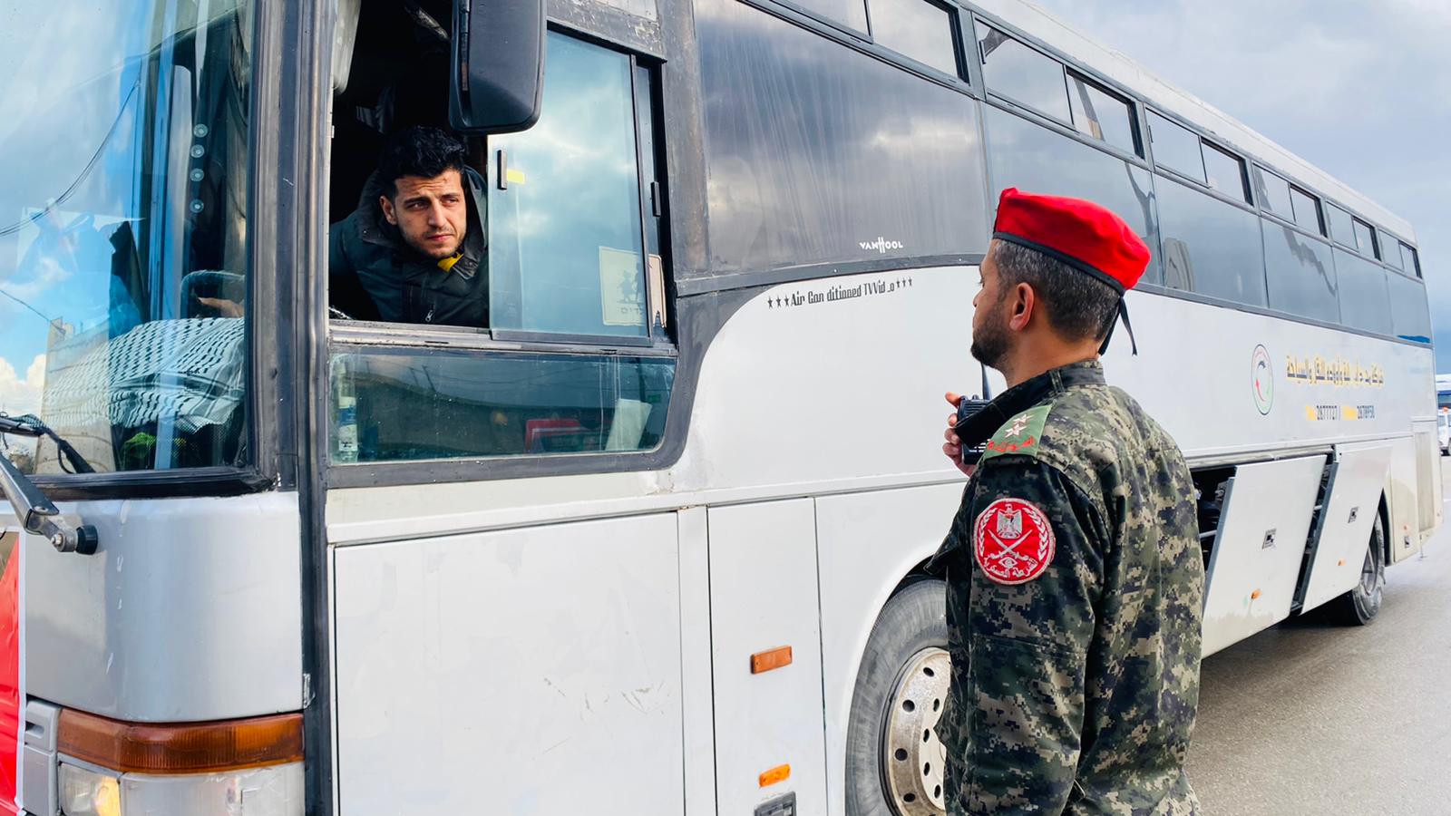 أطقم "المعابر" تُسهل مغادرة الفوج الأول من المعتمرين عبر معبر رفح 