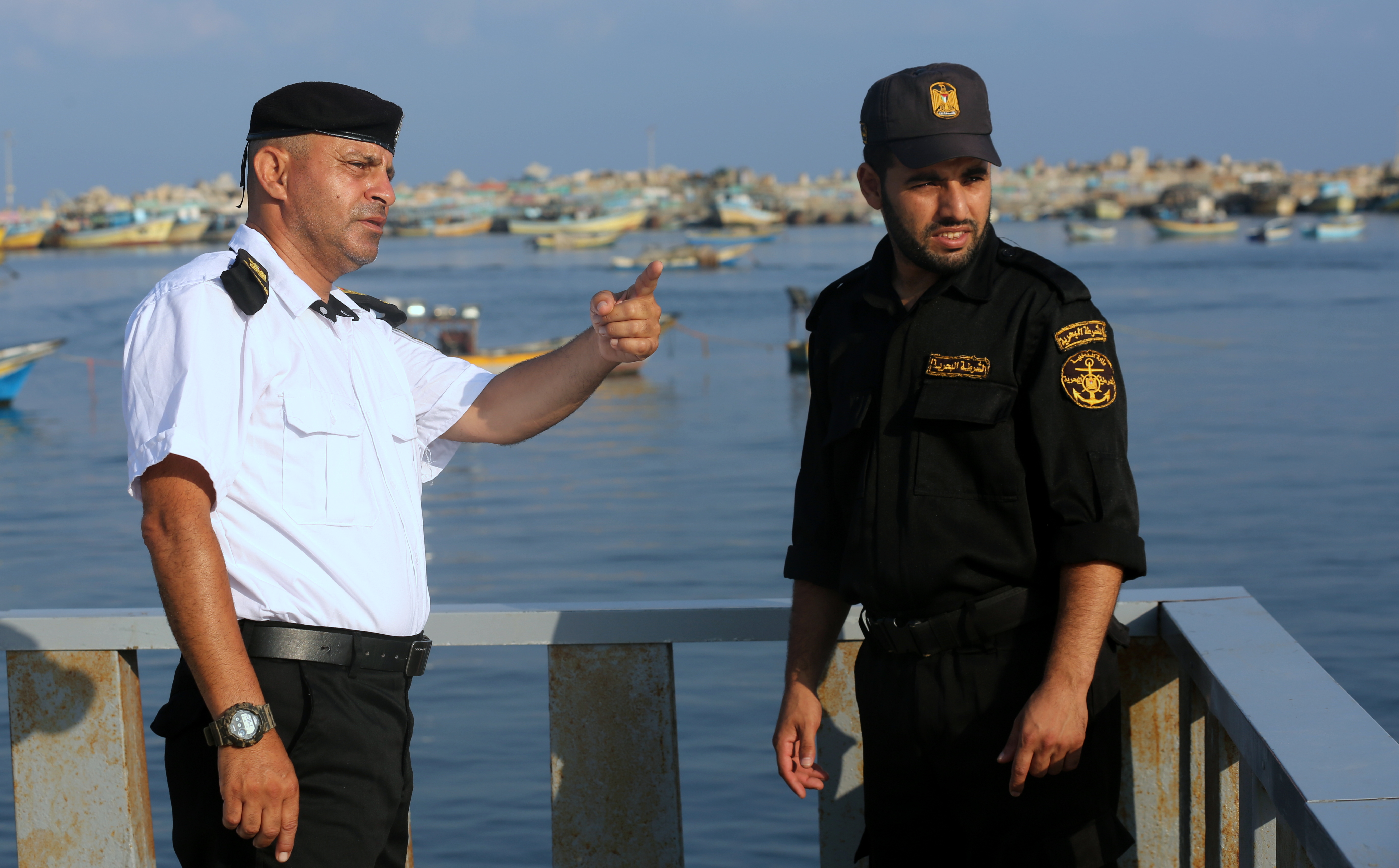 الشرطة البحرية تُنظم حركة الصيادين في ميناء غزة بنظام منظومة "الباركود" الإلكتروني