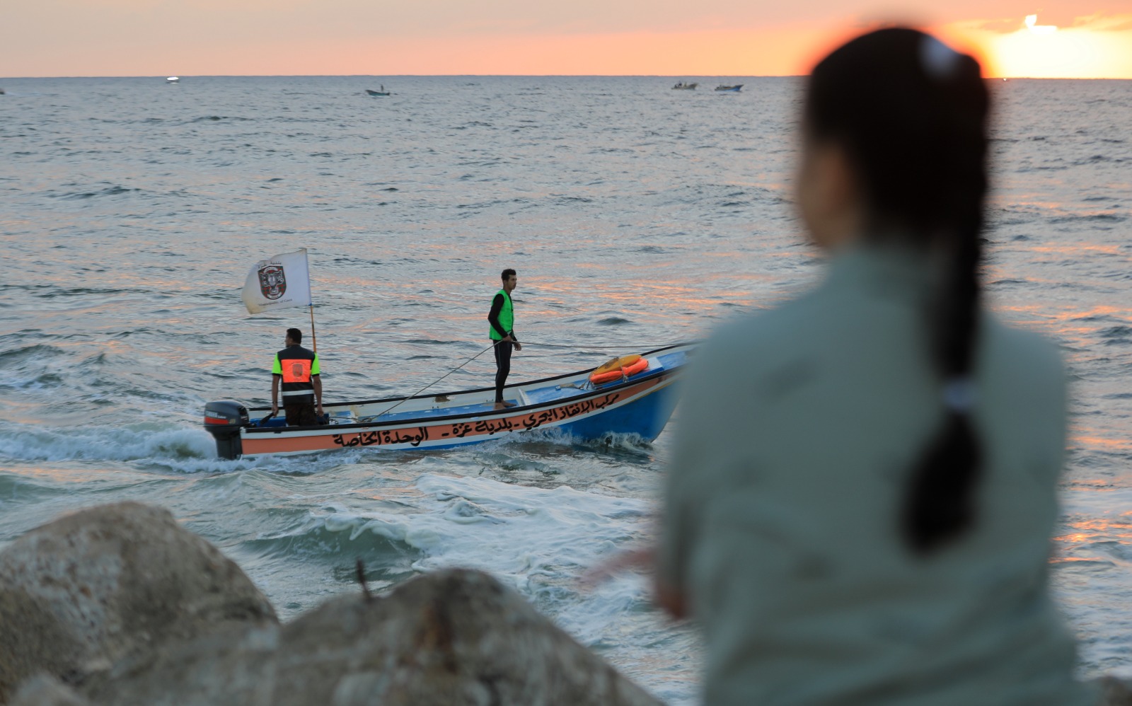 قضاء المواطنين في غزة الإجازة الأسبوعية على شاطئ البحـر