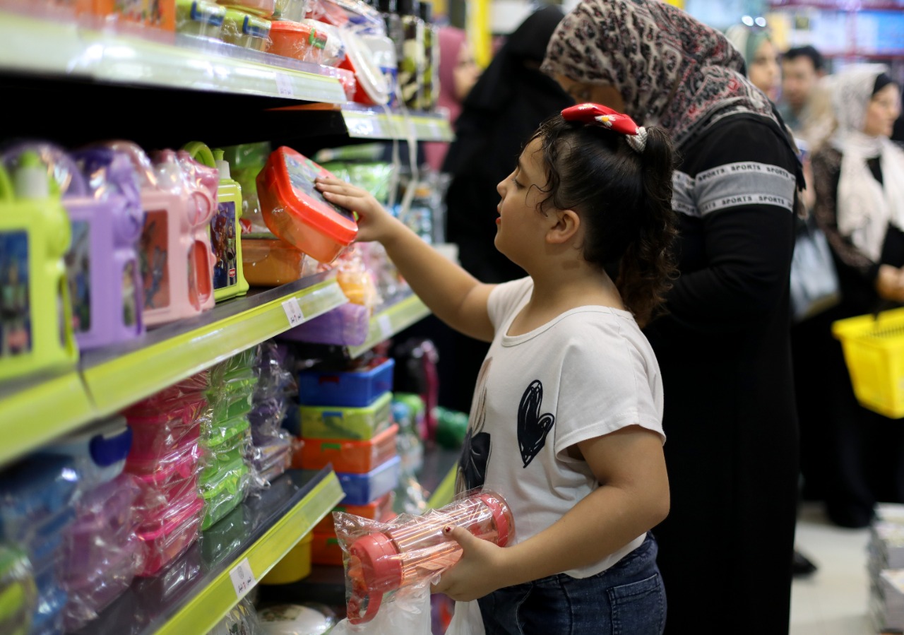 جانب من استعدادات المواطنين في غزة لبدء العام الدراسي الجديد