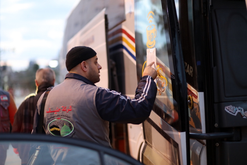 أطقم "المعابر" تُسهل مغادرة الفوج الأول من المعتمرين عبر معبر رفح 