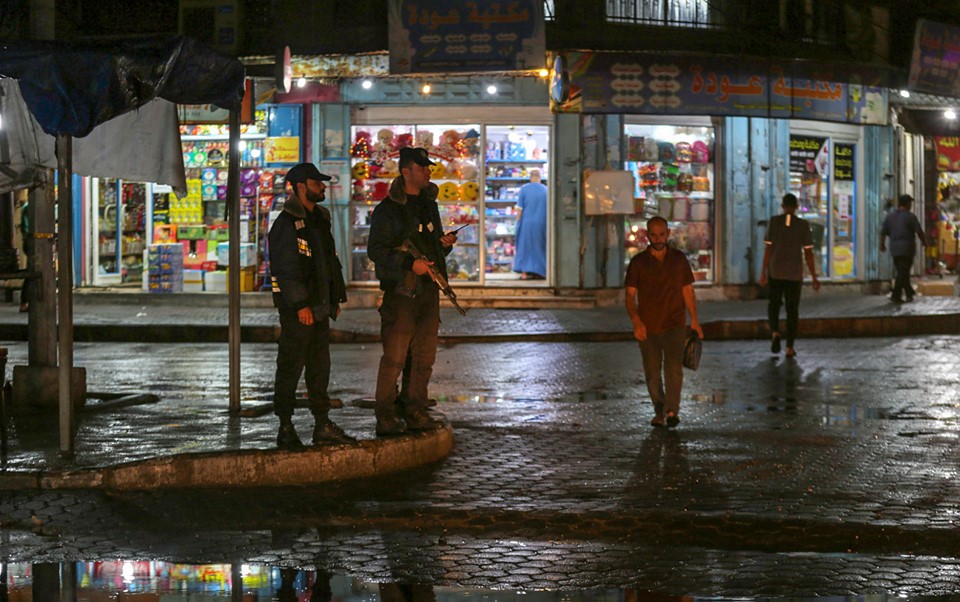 أفراد الأجهزة الأمنية خلال أداء واجبهم الليلة الماضية، أثناء المنخفض الجوي