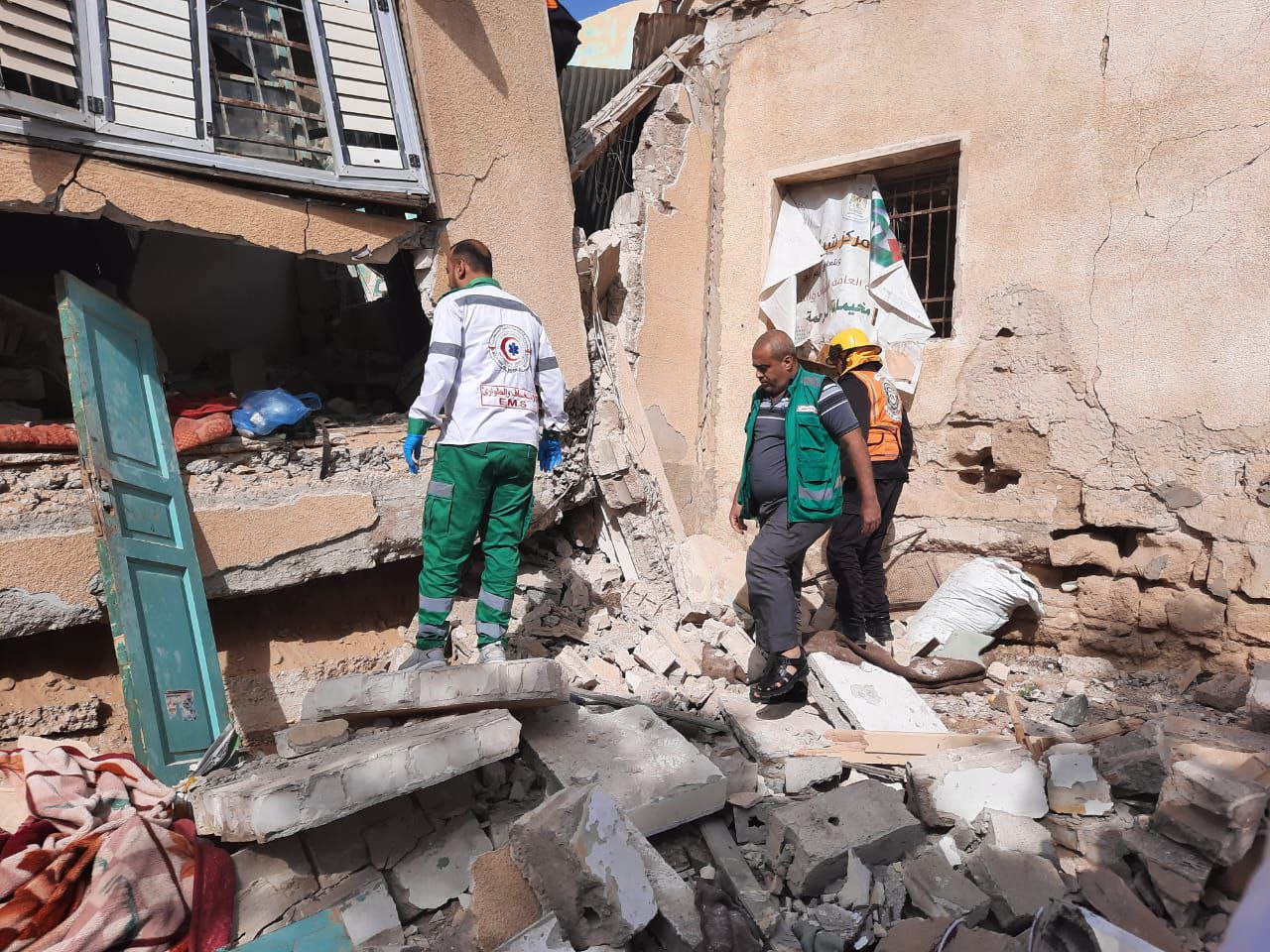 أطقم الدفاع المدني والخدمات الطبية العسكرية  خلال قيامها بواجبها الوطني