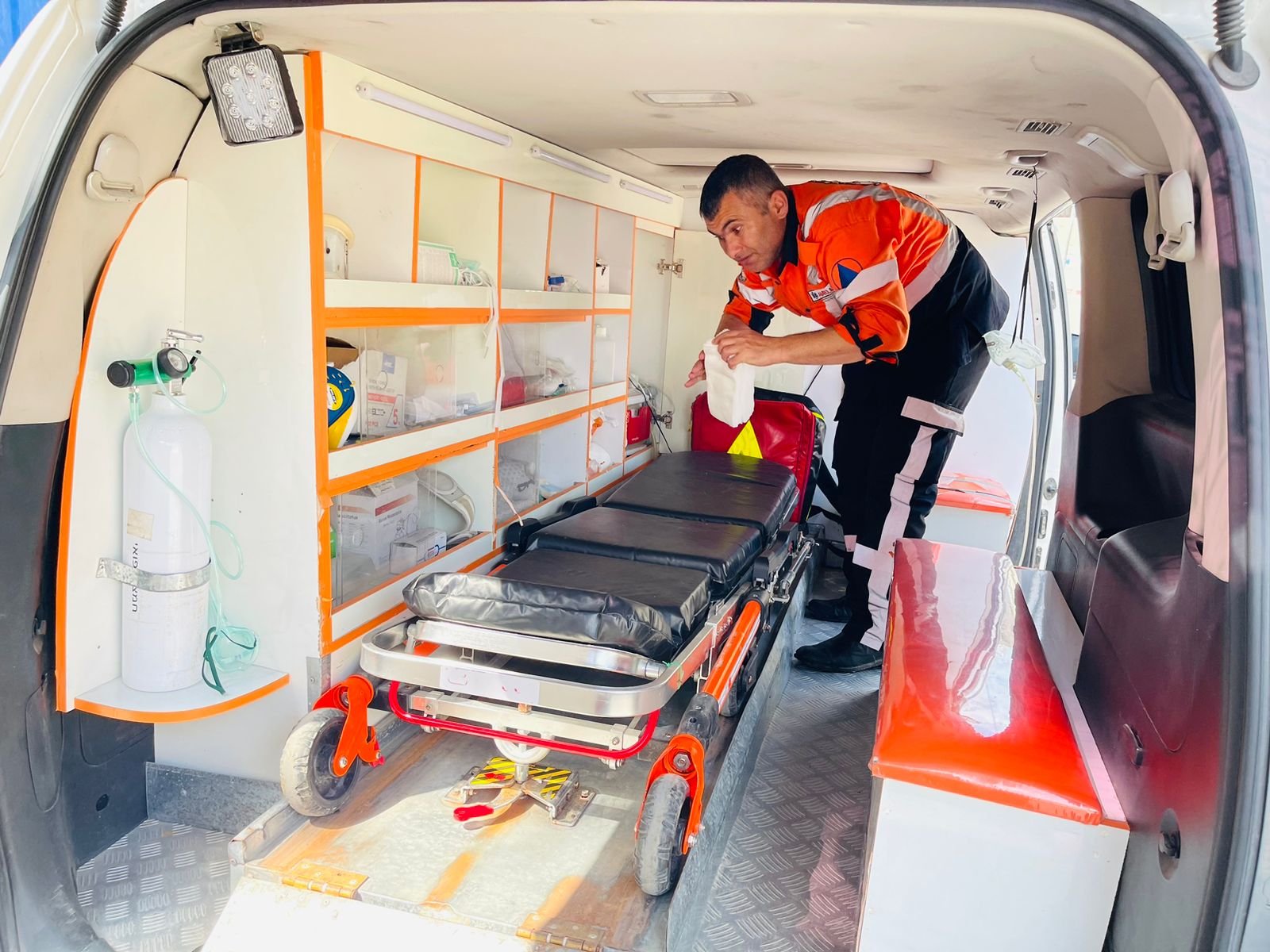 أطقم الدفاع المدني تتعامل مع آثار العدوان الإسرائيلي