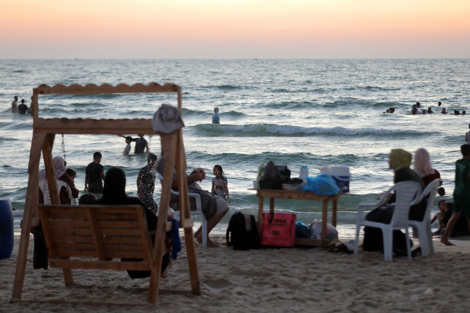 أجواء اصطياف المواطنين في غزة على شاطئ البحر والشريط الساحلي وعمل أجهزة وزارة الداخلية في تهيئة الأجواء الملائمة.