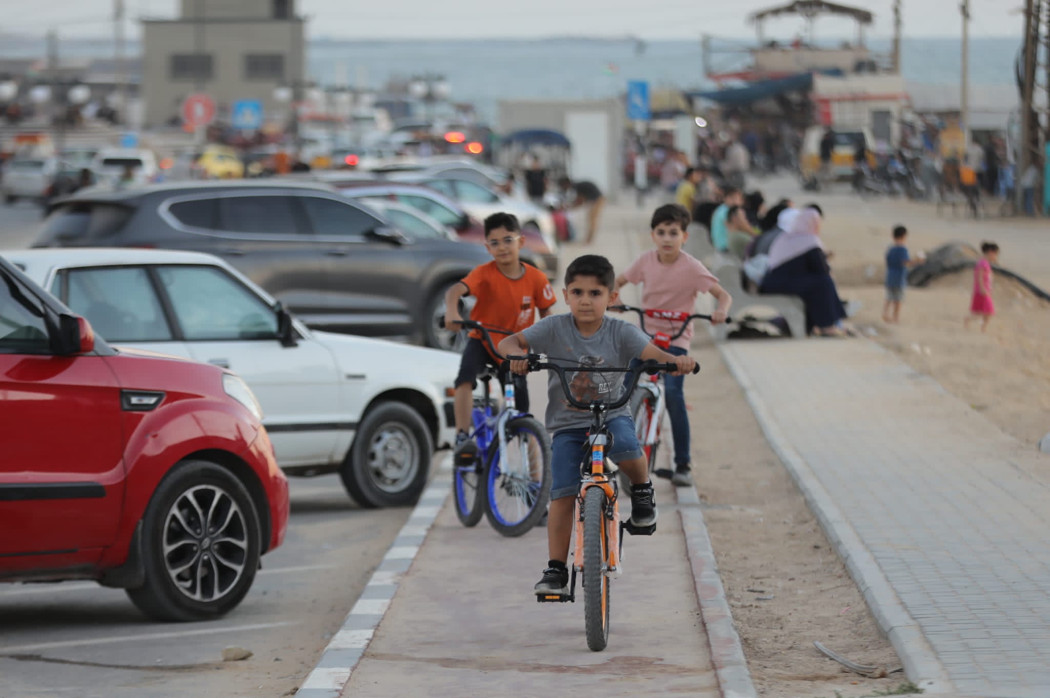 أجواء اصطياف المواطنين في غزة على شاطئ البحر والشريط الساحلي في ظل ارتفاع درجات الحرارة.