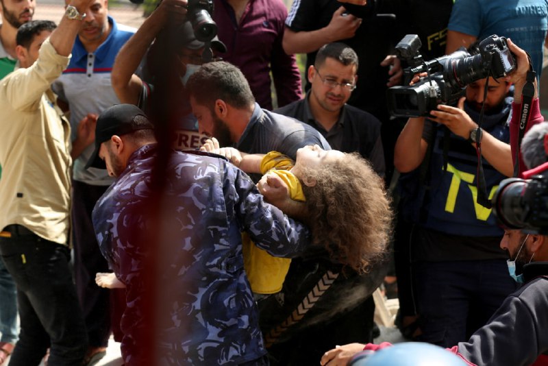 عمل أطقم الدفاع المدني والخدمات الطبية في متابعة آثار مجزرة "الرمال" بغزة