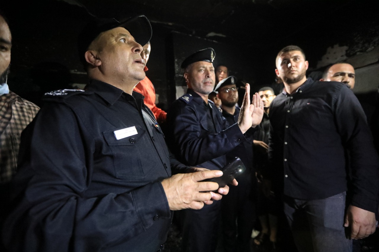 صور من تعامل أطقم الدفاع المدني والشرطة مع حريق البناية السكنية شمال غزة