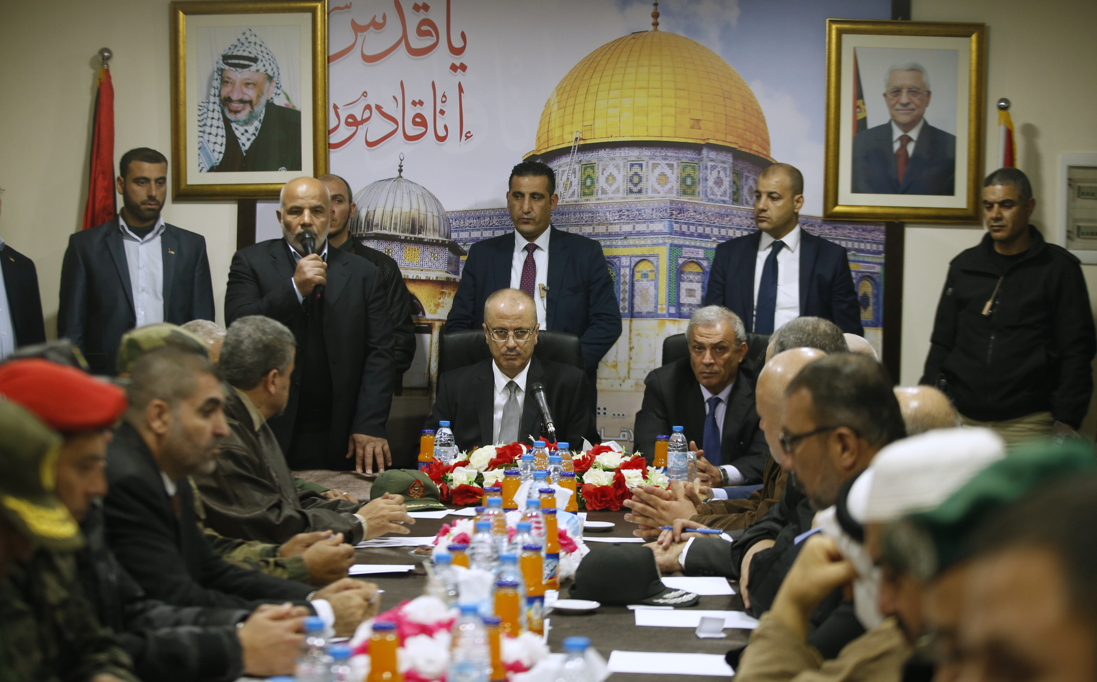 بالصور.. إجتماع رئيس الوزارء بقيادة وزارة الداخلية في غزة