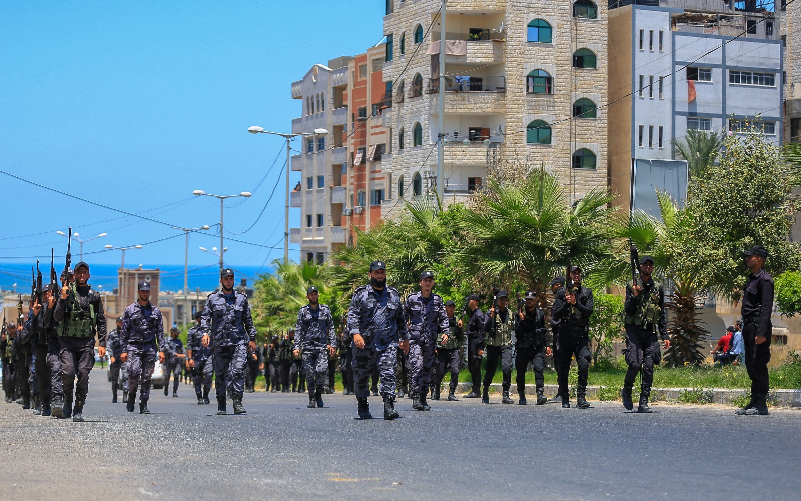 مديرية التدريب تُنظم مسيراً عسكرياً للدفعة الأولى من الدورة التأسيسية الثانية