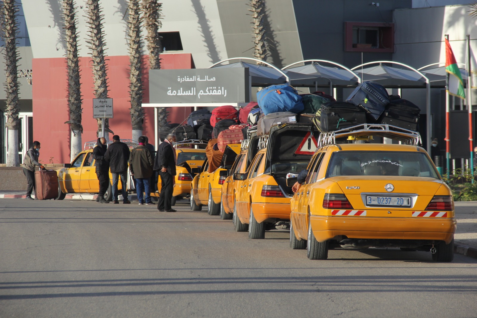 حركة معبر رفح البري خلال أيام فتحه استثنائيًا لمدة أربعة أيام في الاتجاهين