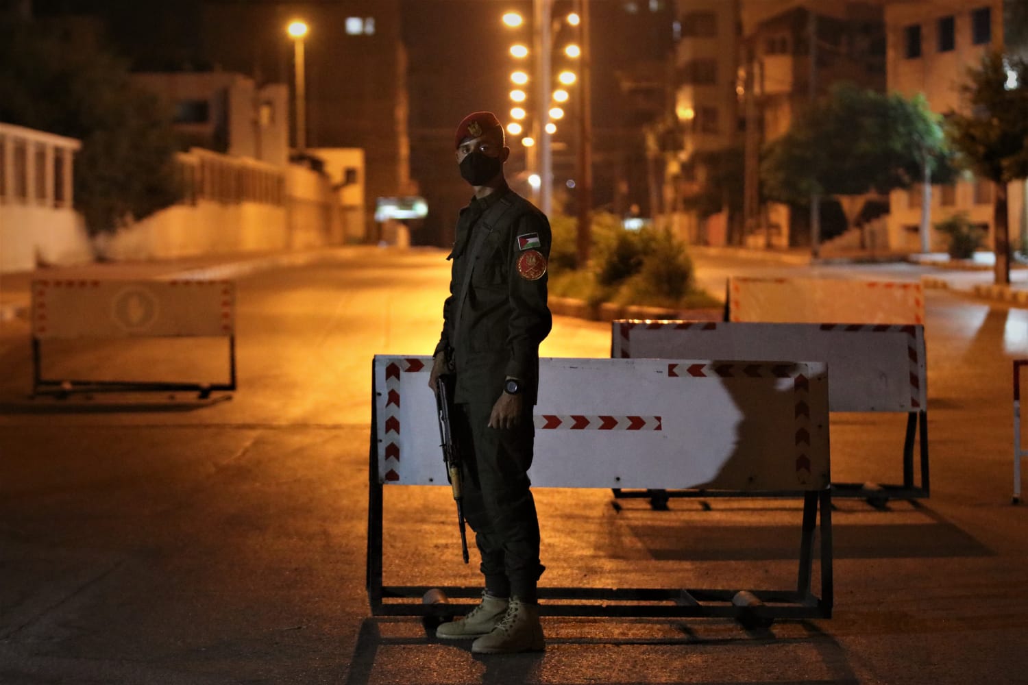 صور ليلية من عمل أجهزة وزارة الداخلية والأمن الوطني، في متابعة تطبيق حظر التجوال في غزة لليوم العاشر على التوالي